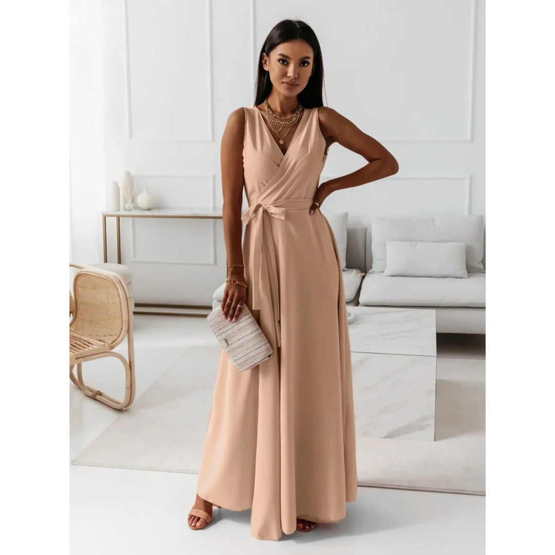 "Robe col V femme chic, ajustée avec plis élégants et coutures précises, en tissus doux pour confort et élégance."
