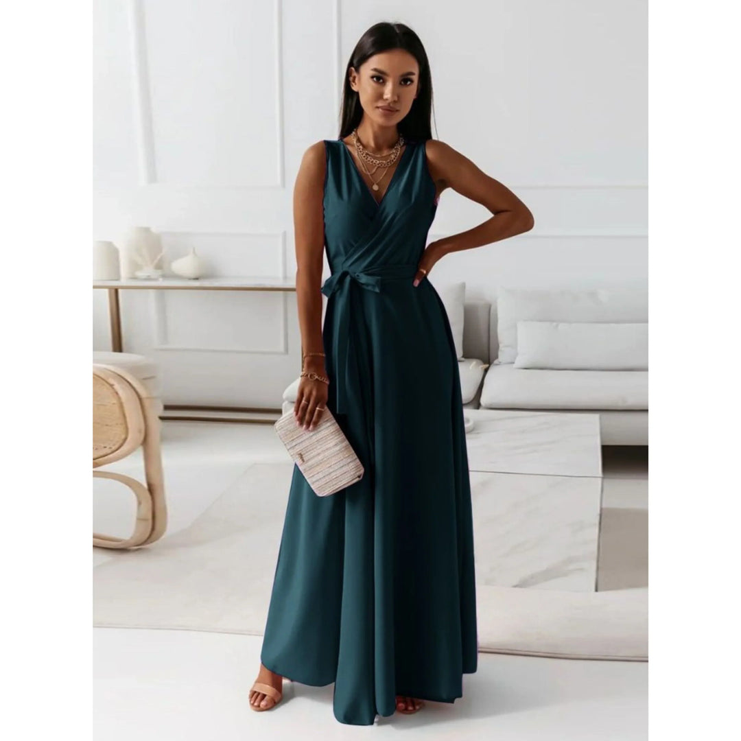 "Robe col V femme chic, ajustée avec plis élégants et coutures précises, en tissus doux pour confort et élégance."