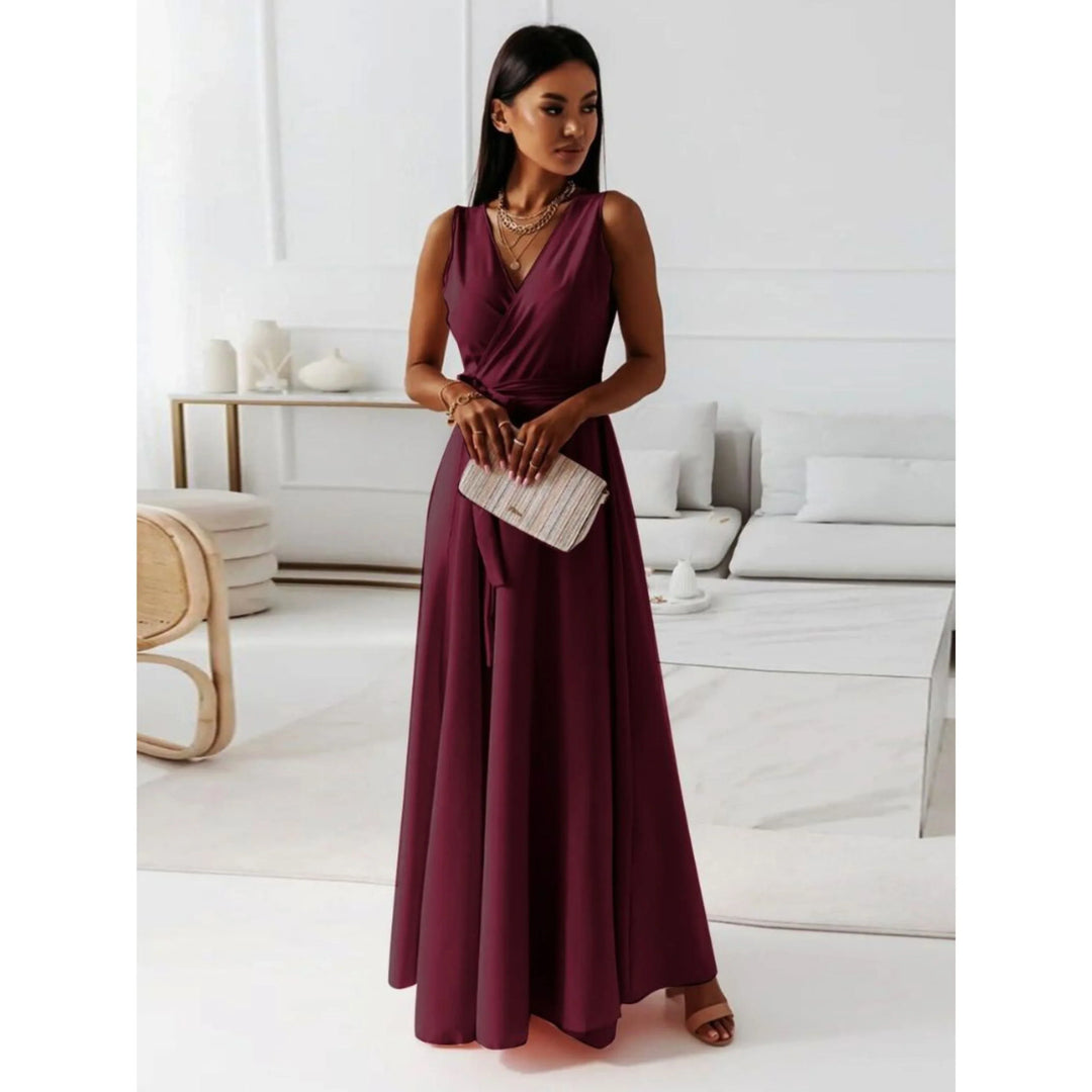 "Robe col V femme chic, ajustée avec plis élégants et coutures précises, en tissus doux pour confort et élégance."