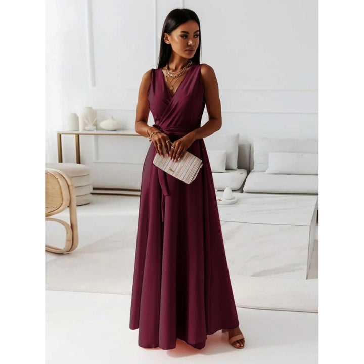 "Robe col V femme chic, ajustée avec plis élégants et coutures précises, en tissus doux pour confort et élégance."