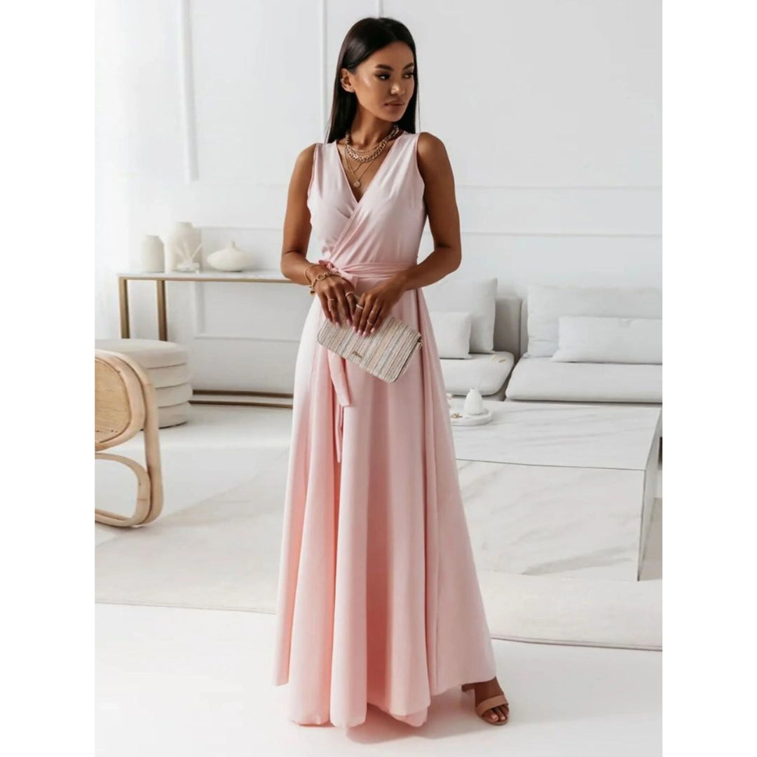 "Robe col V femme chic, ajustée avec plis élégants et coutures précises, en tissus doux pour confort et élégance."