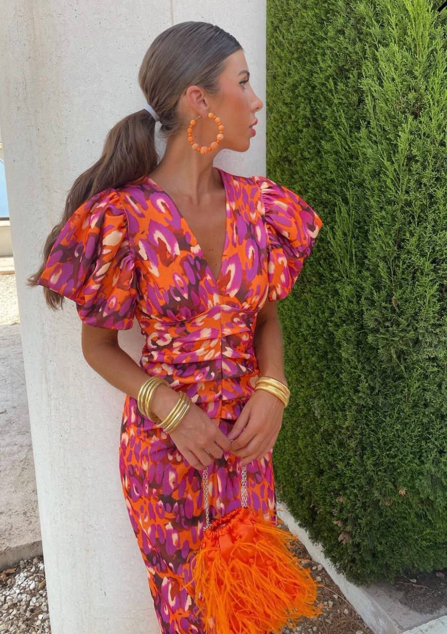 Robe colorée femme, style audacieux avec motifs orange, violet et rose, idéale pour soirées et occasions spéciales.