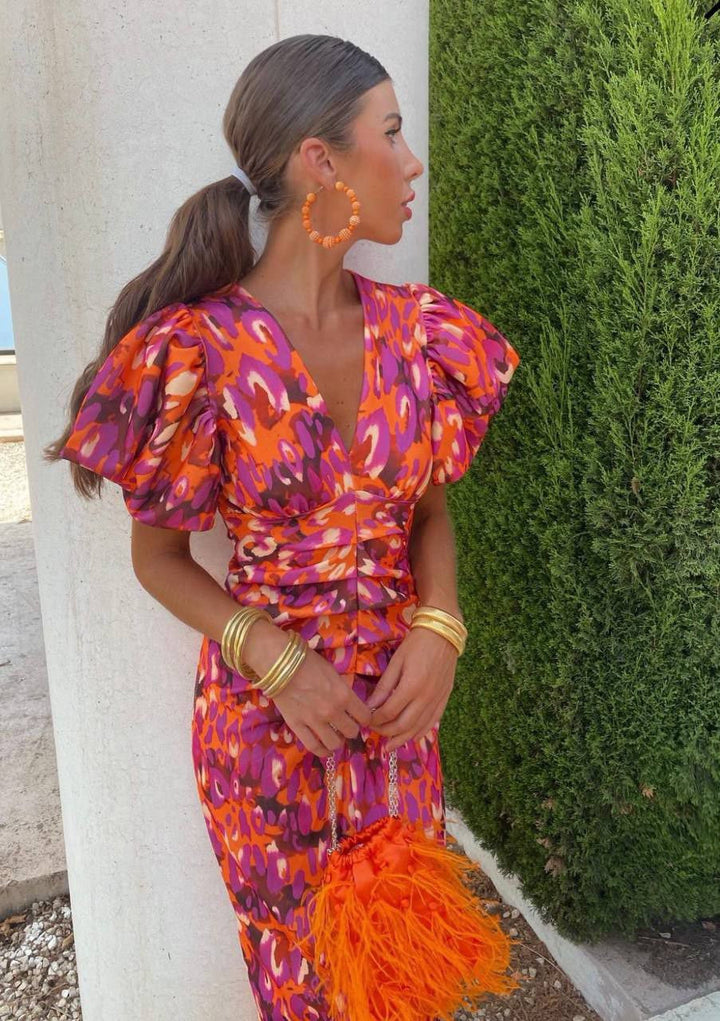 Robe colorée femme, style audacieux avec motifs orange, violet et rose, idéale pour soirées et occasions spéciales.