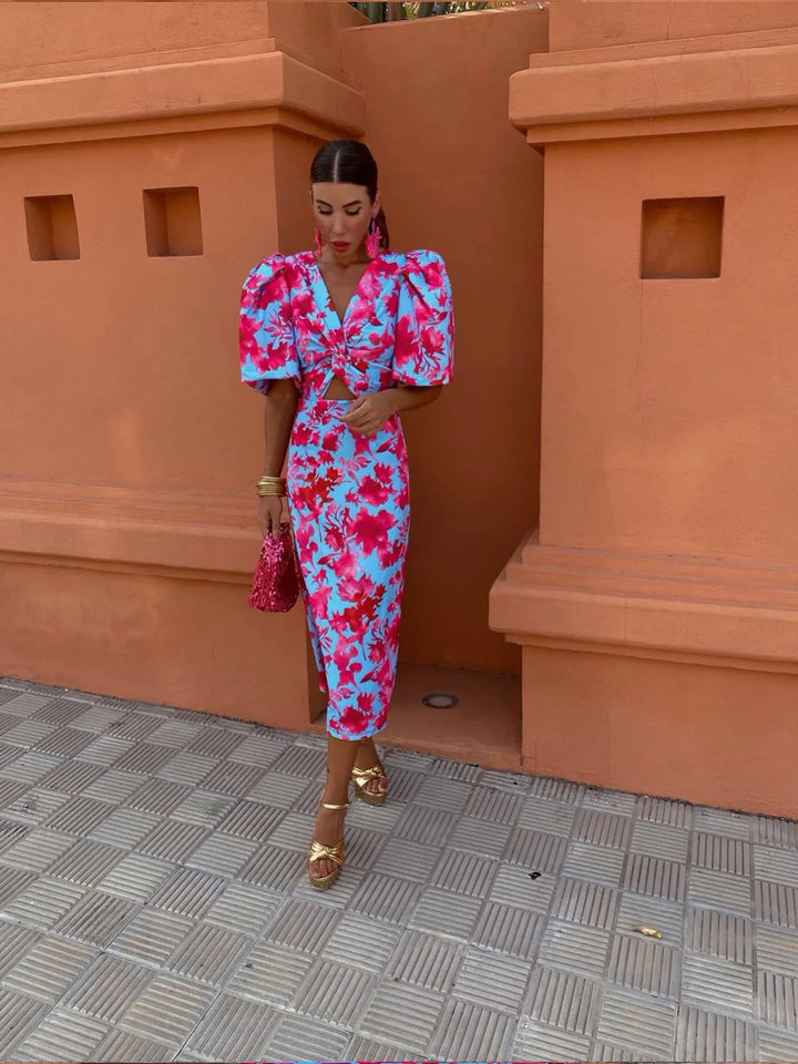 Robe colorée femme, style audacieux avec motifs orange, violet et rose, idéale pour soirées et occasions spéciales.