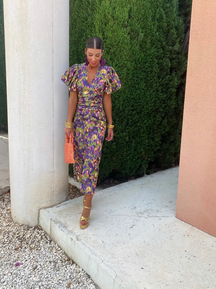Robe colorée femme, style audacieux avec motifs orange, violet et rose, idéale pour soirées et occasions spéciales.