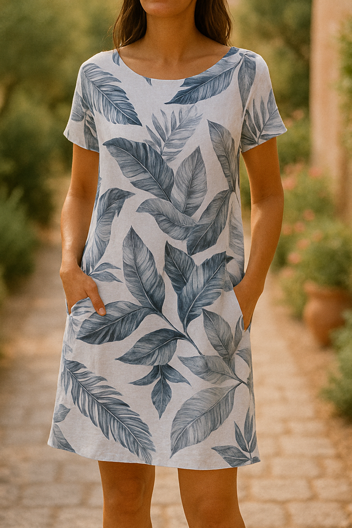 "Robe courte élégante, manches courtes, coupe fluide, style décontracté chic, idéale pour une tenue féminine quotidienne."