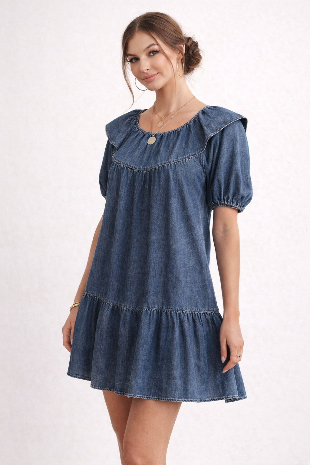 Robe courte en jean décontractée pour femme, avec manches bouffantes, style tendance printemps-été.