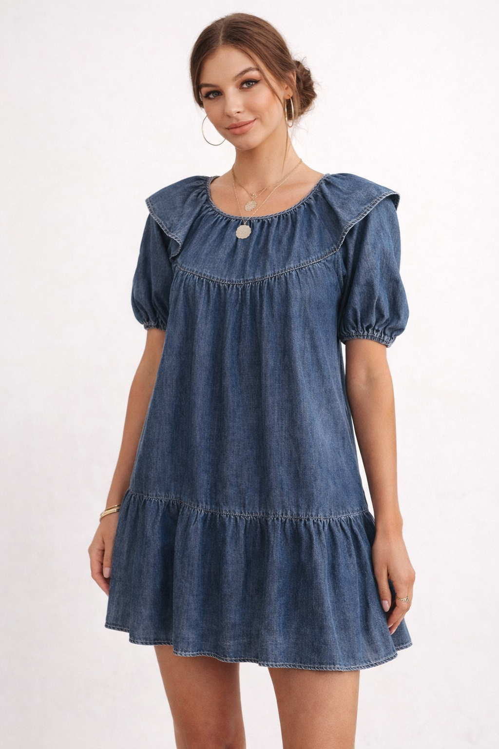 Robe en jean femme, coupe courte, manches bouffantes, idéale pour un style printanier et estival.