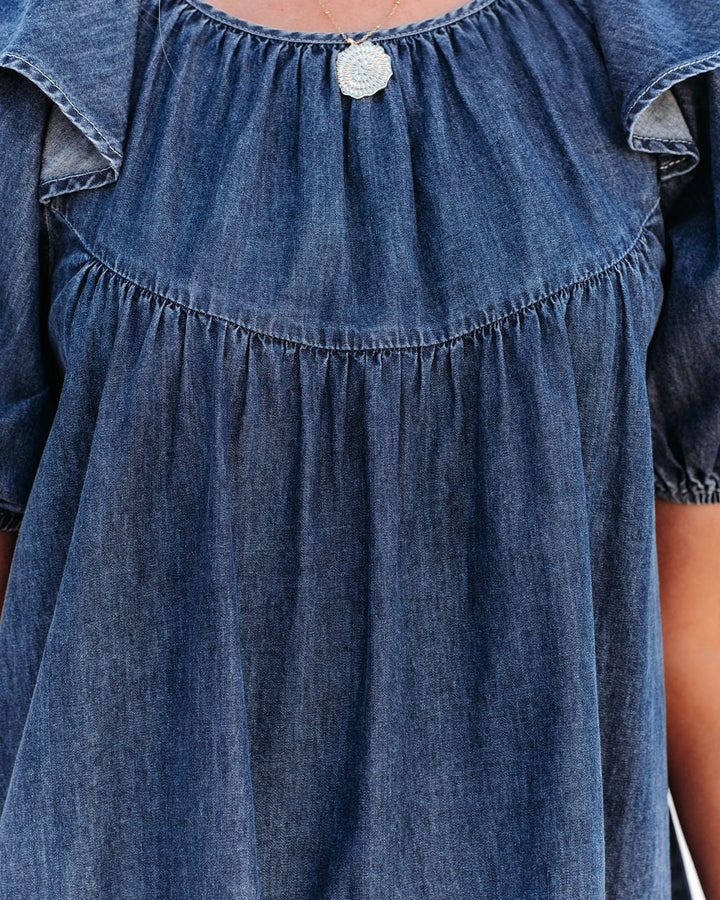 Robe courte en denim bleu pour femmes, design moderne avec manches bouffantes, pour un look tendance.