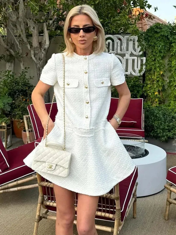 Robe courte été, col rond, texture élégante.  Coupe flatteuse et confortable.  Parfait pour l'été.