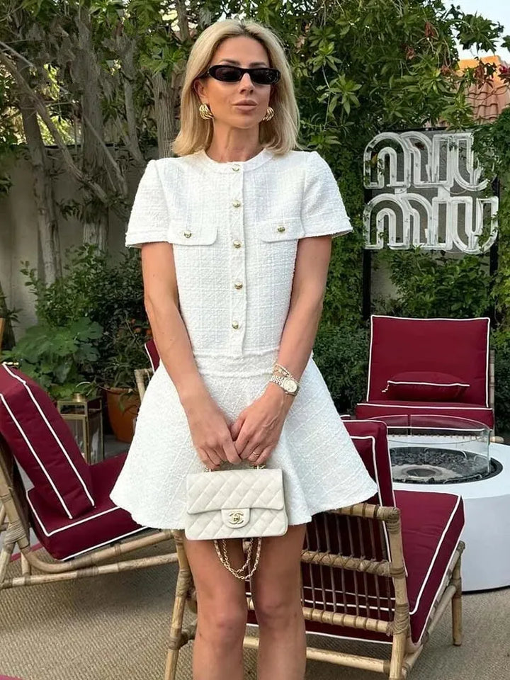 Robe courte été, col rond, texture élégante.  Coupe flatteuse et confortable.  Parfait pour l'été.