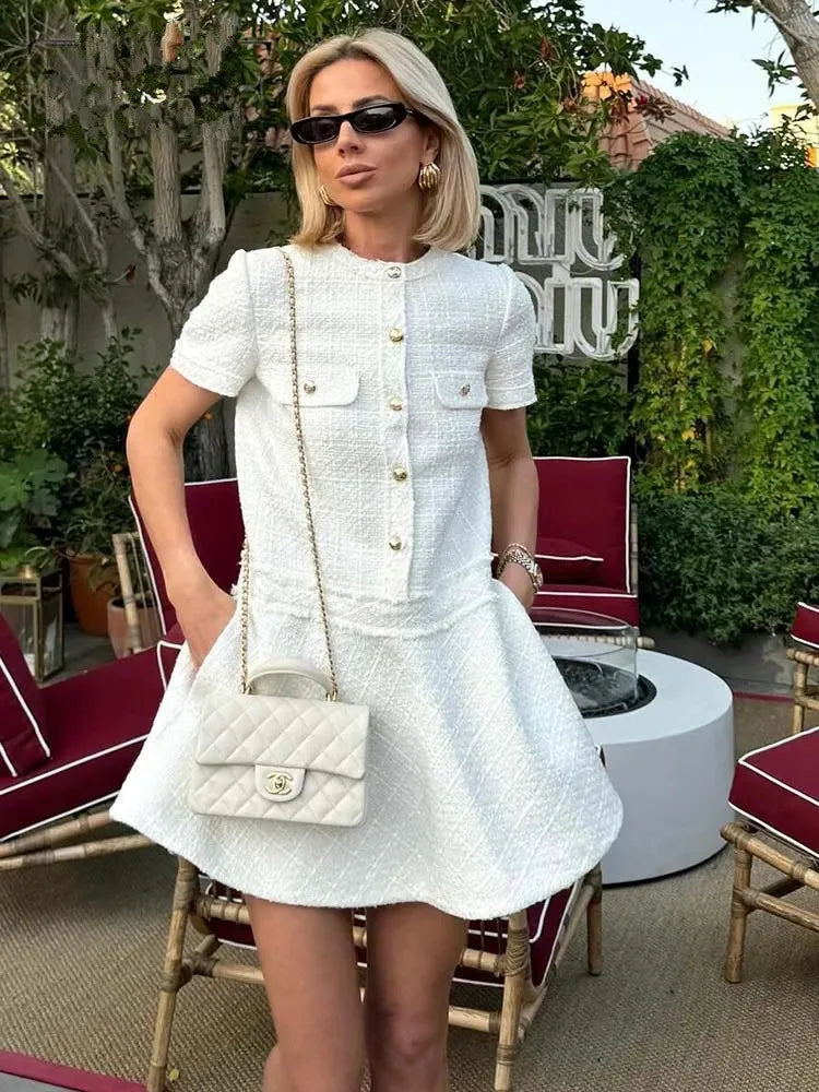Robe courte été, col rond, texture élégante.  Coupe flatteuse et confortable.  Parfait pour l'été.