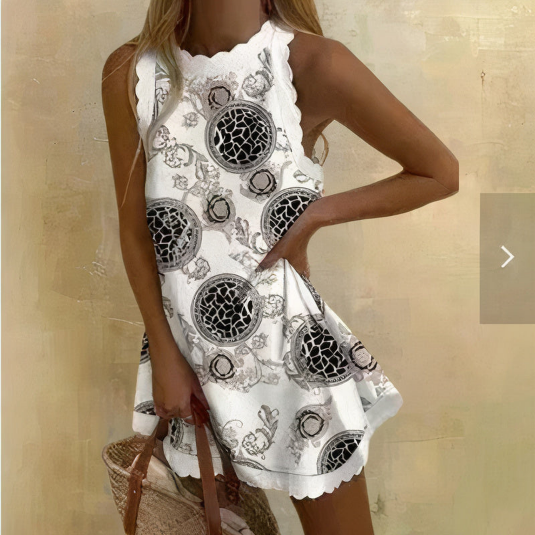 Robe courte fluide femme été, tissu léger bleuté, coupe flatteuse et confortable, idéale sorties estivales.