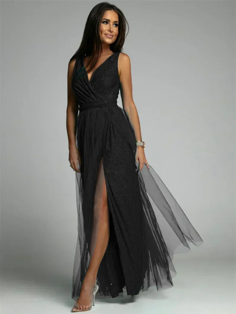 "Robe croisée élégante à col V, sans manches, avec ourlet fendu et détails scintillants, glamour et confortable."