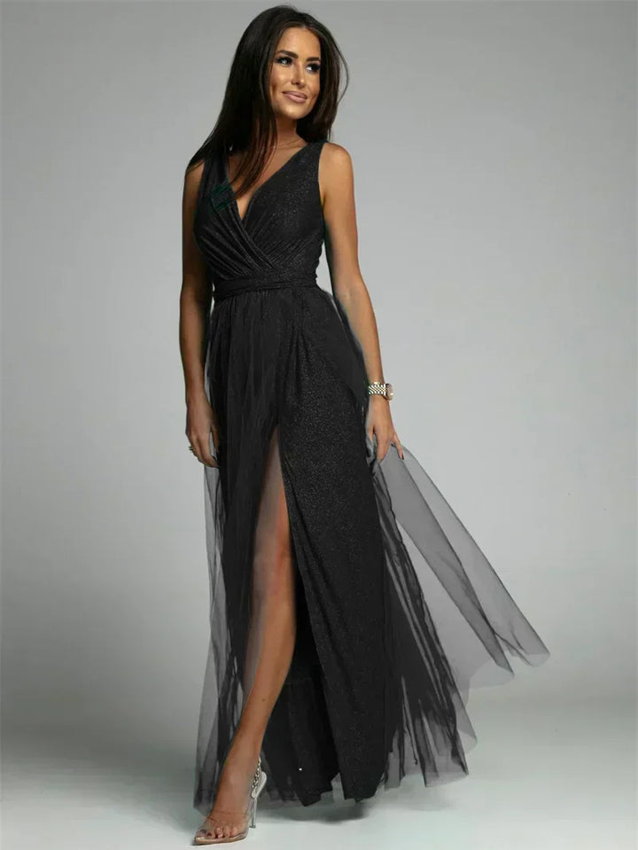 "Robe croisée élégante à col V, sans manches, avec ourlet fendu et détails scintillants, glamour et confortable."