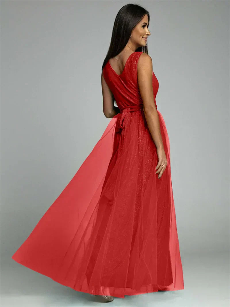 "Robe croisée élégante à col V, sans manches, avec ourlet fendu et détails scintillants, glamour et confortable."