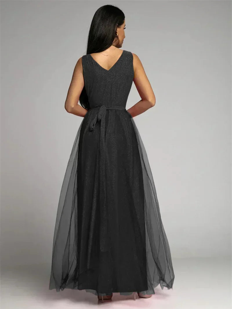 "Robe croisée élégante à col V, sans manches, avec ourlet fendu et détails scintillants, glamour et confortable."