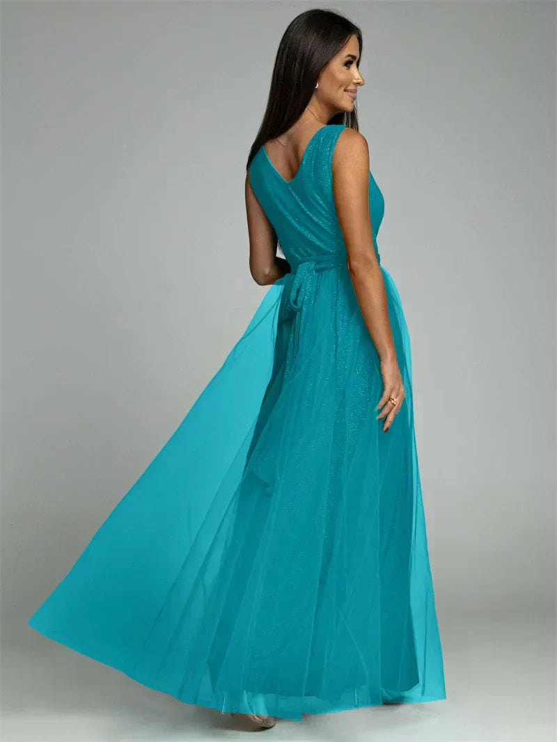 "Robe croisée élégante à col V, sans manches, avec ourlet fendu et détails scintillants, glamour et confortable."