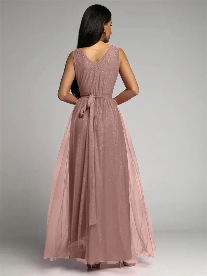 "Robe croisée élégante à col V, sans manches, avec ourlet fendu et détails scintillants, glamour et confortable."