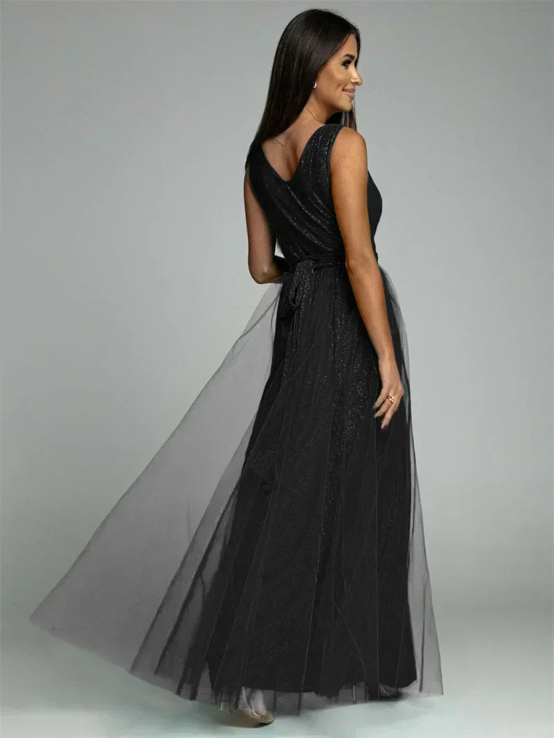 "Robe croisée élégante à col V, sans manches, avec ourlet fendu et détails scintillants, glamour et confortable."