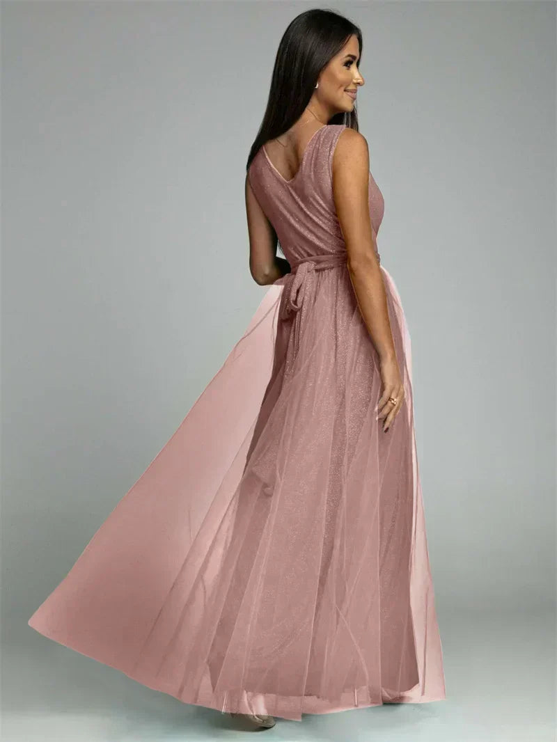 "Robe croisée élégante à col V, sans manches, avec ourlet fendu et détails scintillants, glamour et confortable."