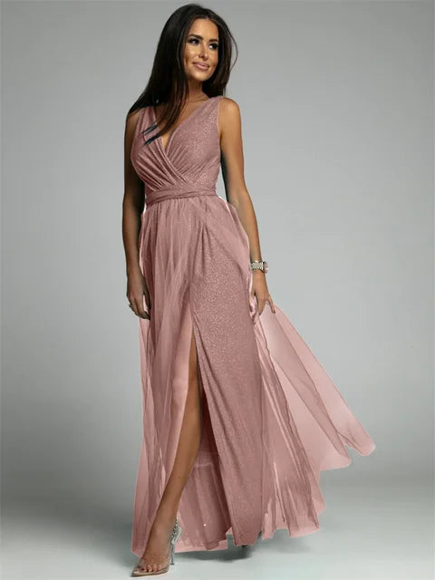 "Robe croisée élégante à col V, sans manches, avec ourlet fendu et détails scintillants, glamour et confortable."