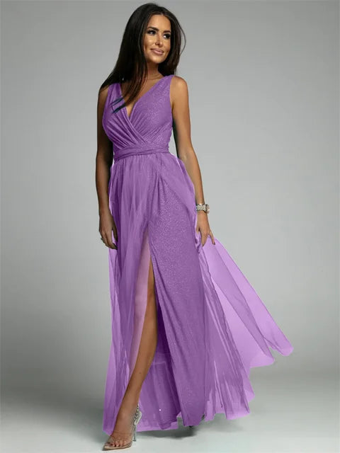 "Robe croisée élégante à col V, sans manches, avec ourlet fendu et détails scintillants, glamour et confortable."