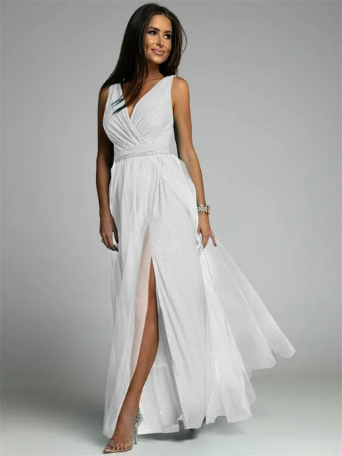 "Robe croisée élégante à col V, sans manches, avec ourlet fendu et détails scintillants, glamour et confortable."
