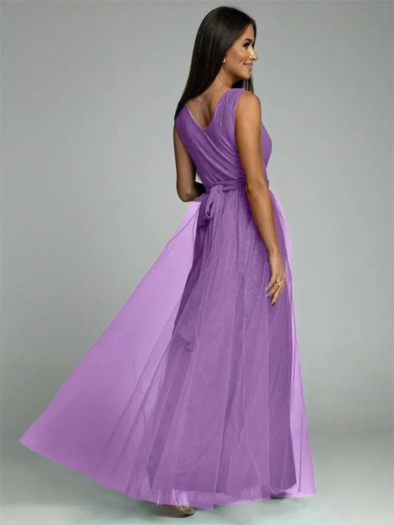 "Robe croisée élégante à col V, sans manches, avec ourlet fendu et détails scintillants, glamour et confortable."