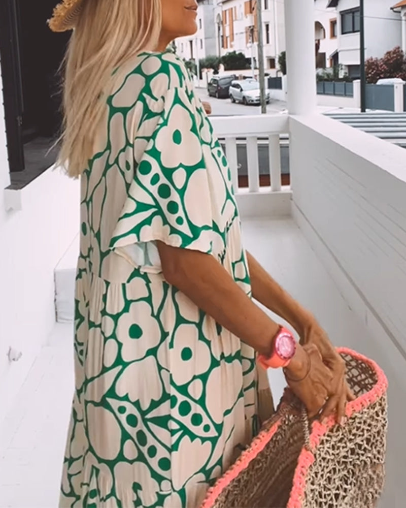 Belle robe d'été femme, style décontracté chic, motif imprimé tendance et décolleté en V flatteur.
