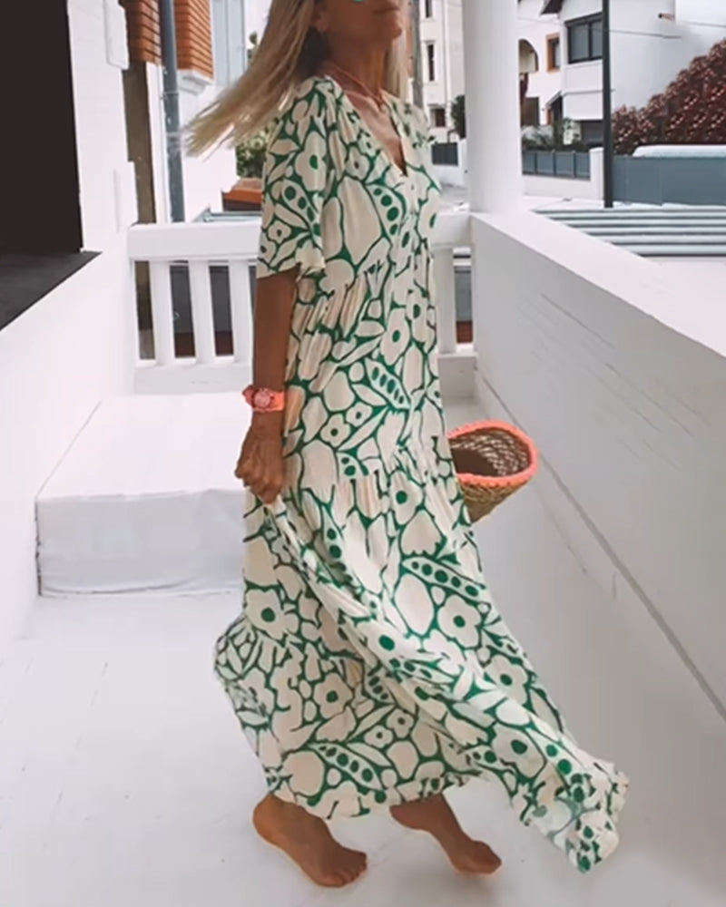 Vue détaillée d'une robe d'été décontractée pour femme, imprimé estival vibrant, col en V profond.