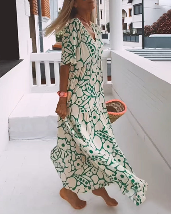 Vue détaillée d'une robe d'été décontractée pour femme, imprimé estival vibrant, col en V profond.