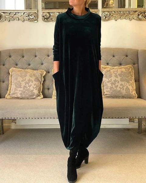 Robe d'hiver élégante pour femmes, coupe chic, couleur unie, idéale pour le confort et la mode féminine hivernale.