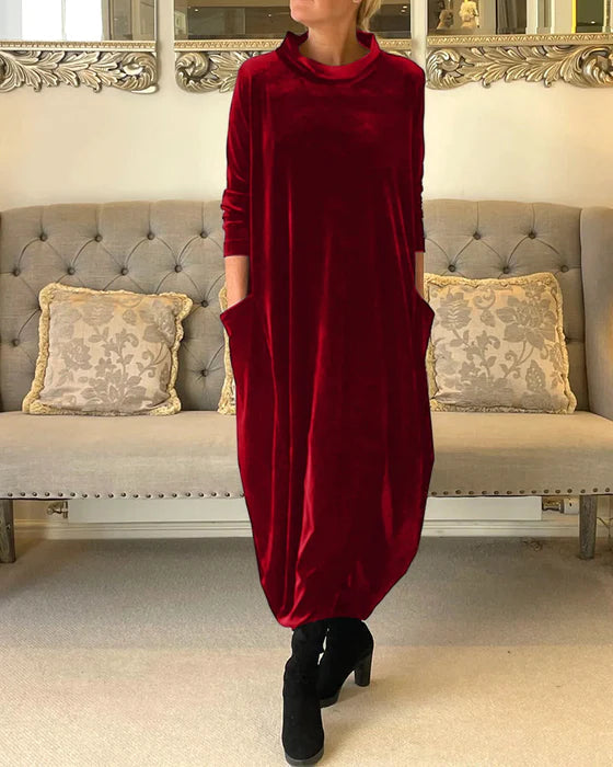 Robe d'hiver féminine en maille, douce et chaude. Style élégant et confortable, un incontournable de la mode hivernale.