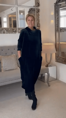 Femme portant une robe d'hiver élégante, confortable et chic. Tenue parfaite pour rester stylée et au chaud cet hiver.