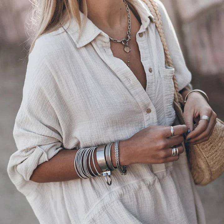 Femme portant une robe estivale ample et chic, parfaite pour la mode décontractée et le confort des vacances.