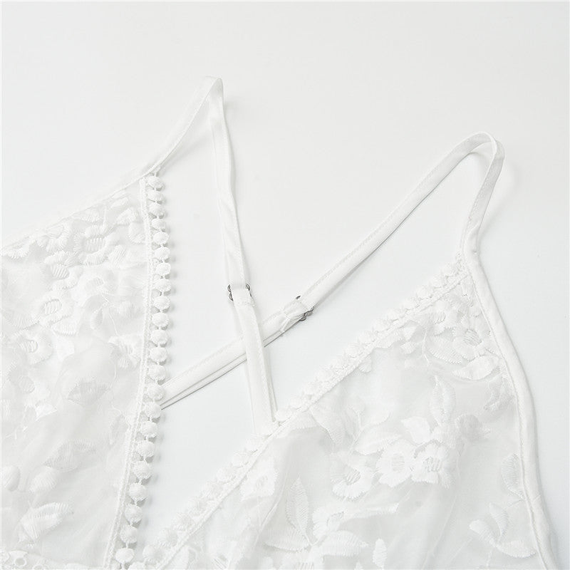 Robe blanche femme, élégance intemporelle pour l'été. Vêtement estival confortable et frais.