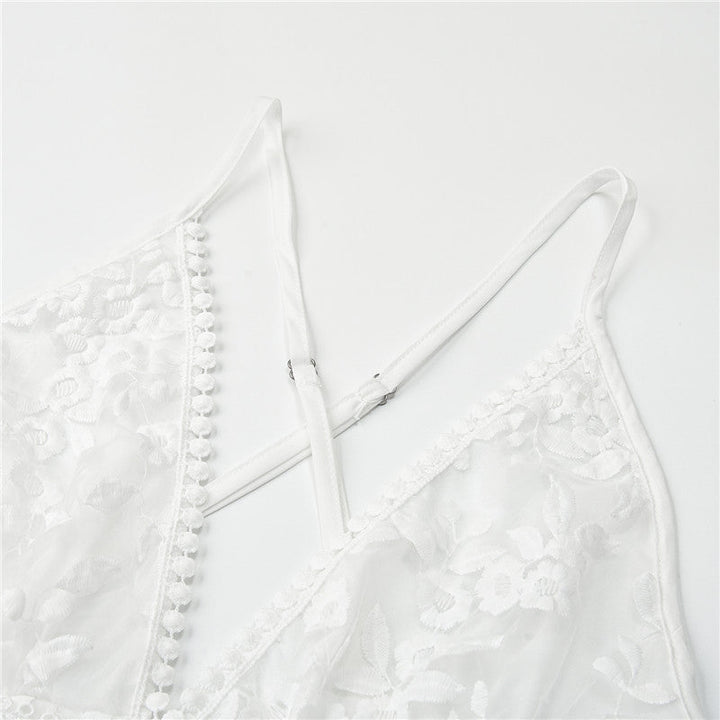 Robe blanche femme, élégance intemporelle pour l'été. Vêtement estival confortable et frais.