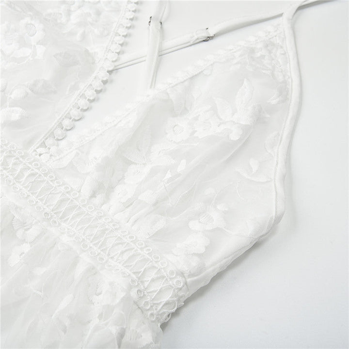 Robe d'été blanche chic pour femme, idéale pour les sorties décontractées estivales. Style frais.