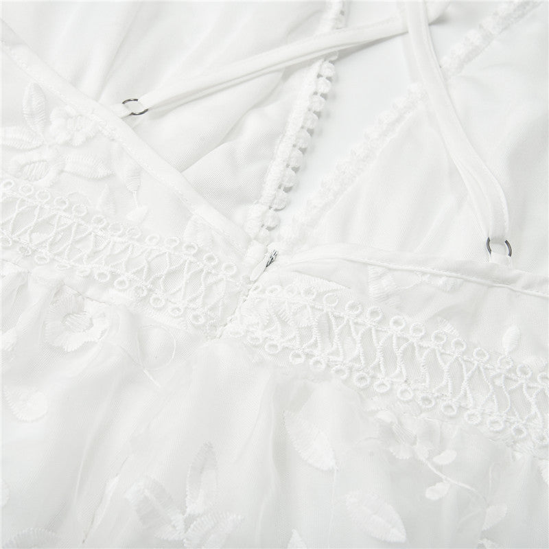 Robe femme blanche simple et élégante, parfaite pour un look estival frais et décontracté. Mode 2025.
