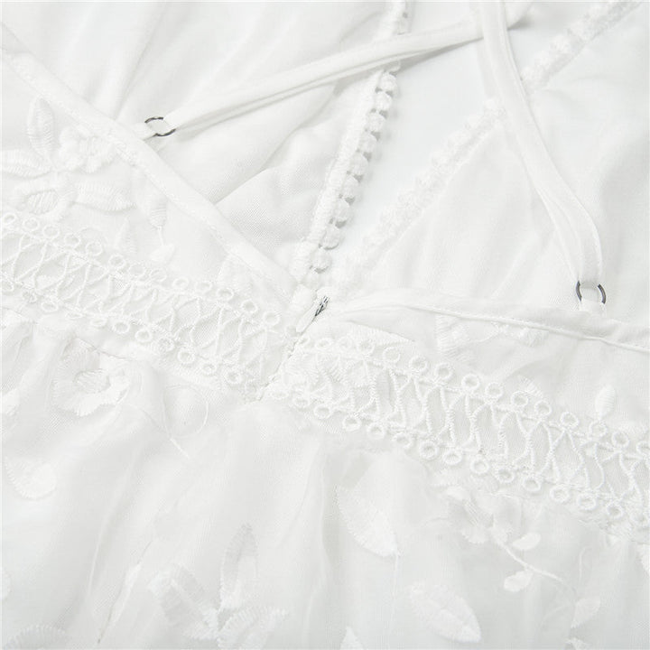 Robe femme blanche simple et élégante, parfaite pour un look estival frais et décontracté. Mode 2025.