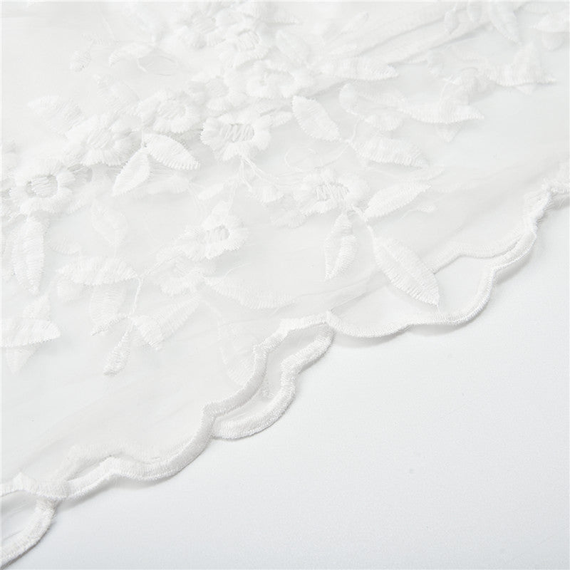 Robe d'été blanche pour femme, confort estival et élégance. Un vêtement chic et polyvalent pour 2025.