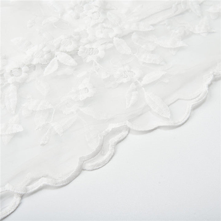 Robe d'été blanche pour femme, confort estival et élégance. Un vêtement chic et polyvalent pour 2025.
