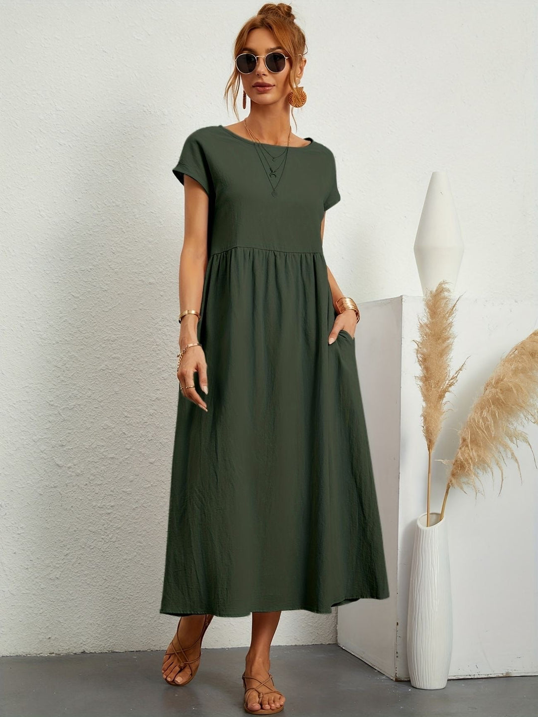 Robe d'été décontractée femme, col rond. Confortable et chic pour la tenue quotidienne.