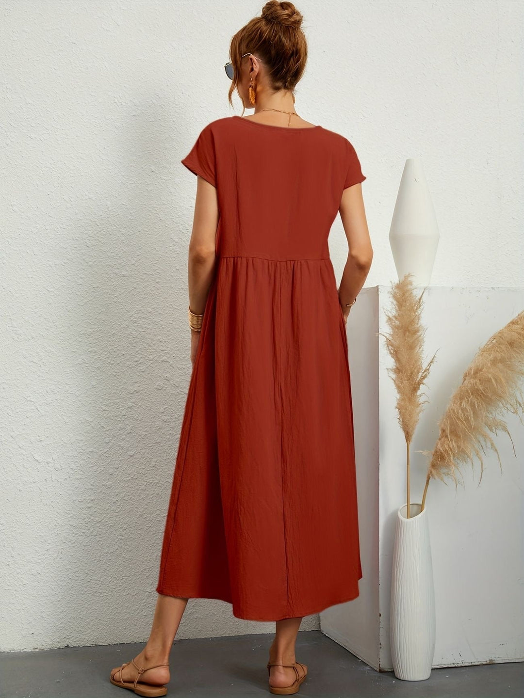 Robe d'été femme, col rond. Confort et élégance pour toutes les occasions décontractées.