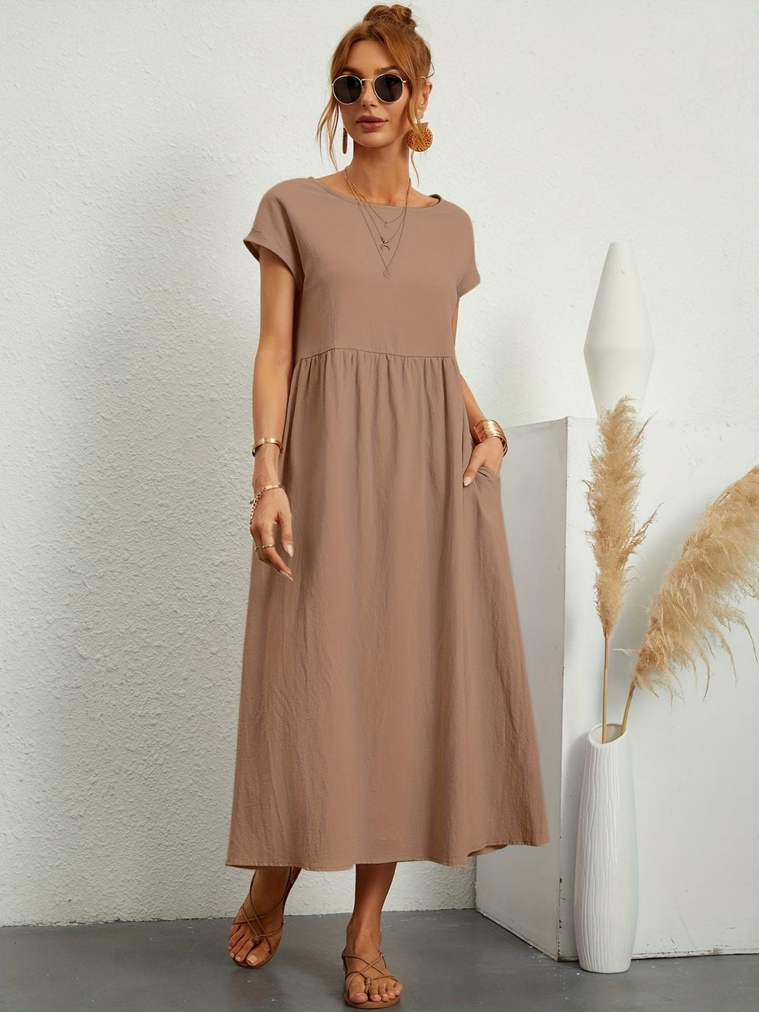 Robe fluide d'été pour femme, style décontracté. Essentiel mode printemps-été.