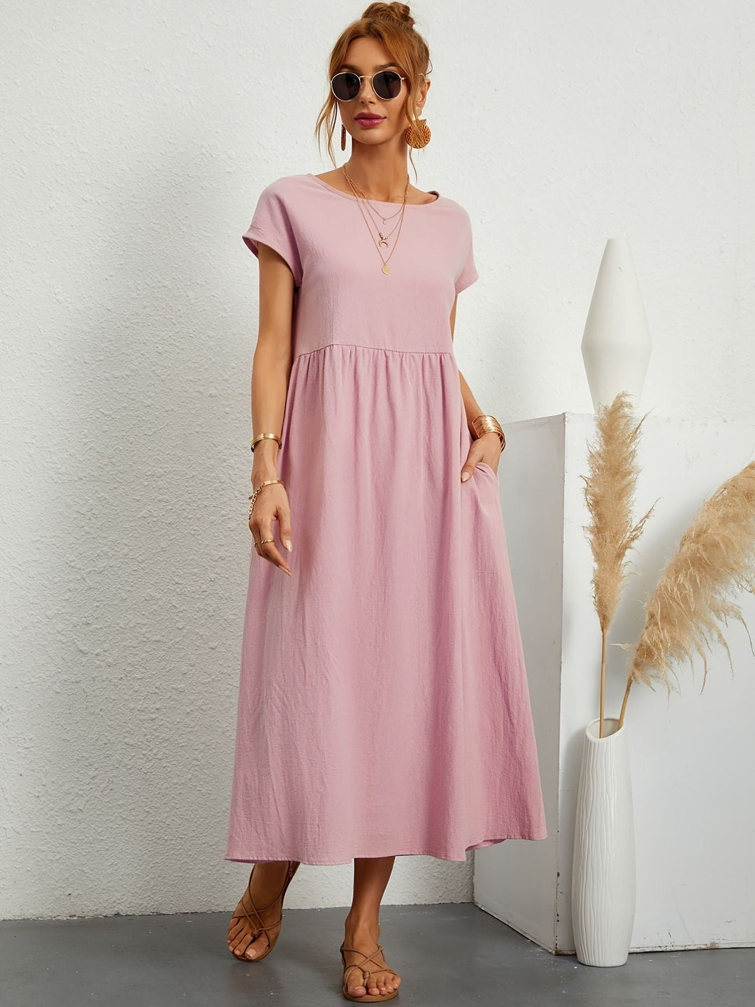 Robe estivale femme, tissu léger et fluide. Parfaite pour un look décontracté stylé.
