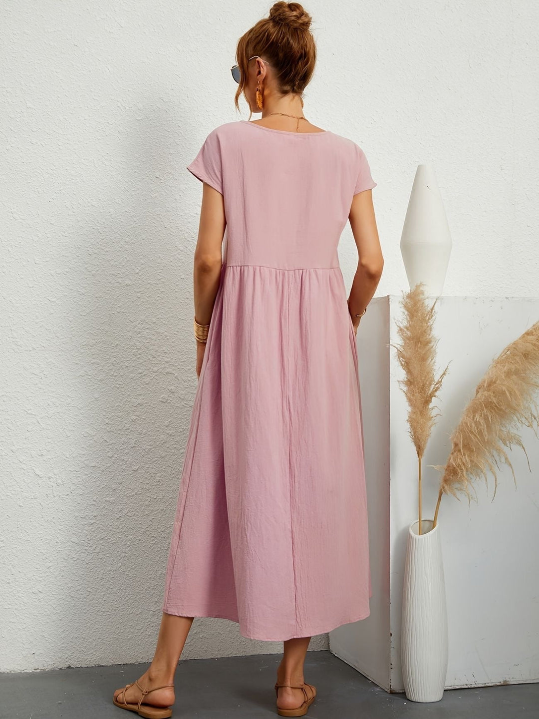 Robe d'été confortable pour femme, col rond. Un incontournable de la mode féminine.
