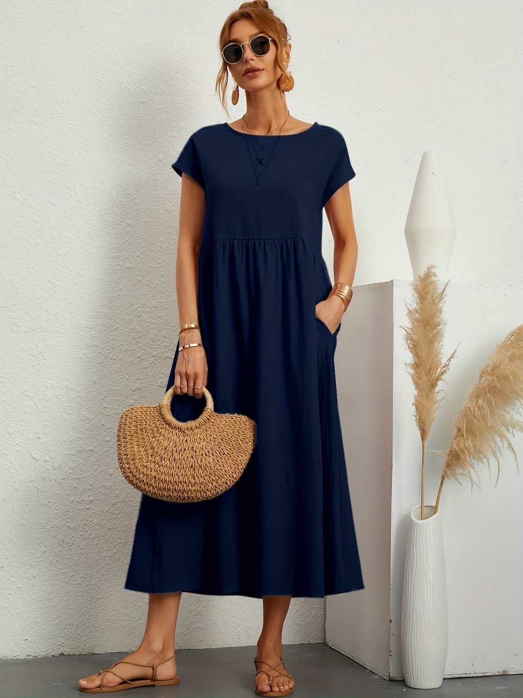 Robe femme estivale fluide, parfaite pour le printemps-été. Élégance décontractée.