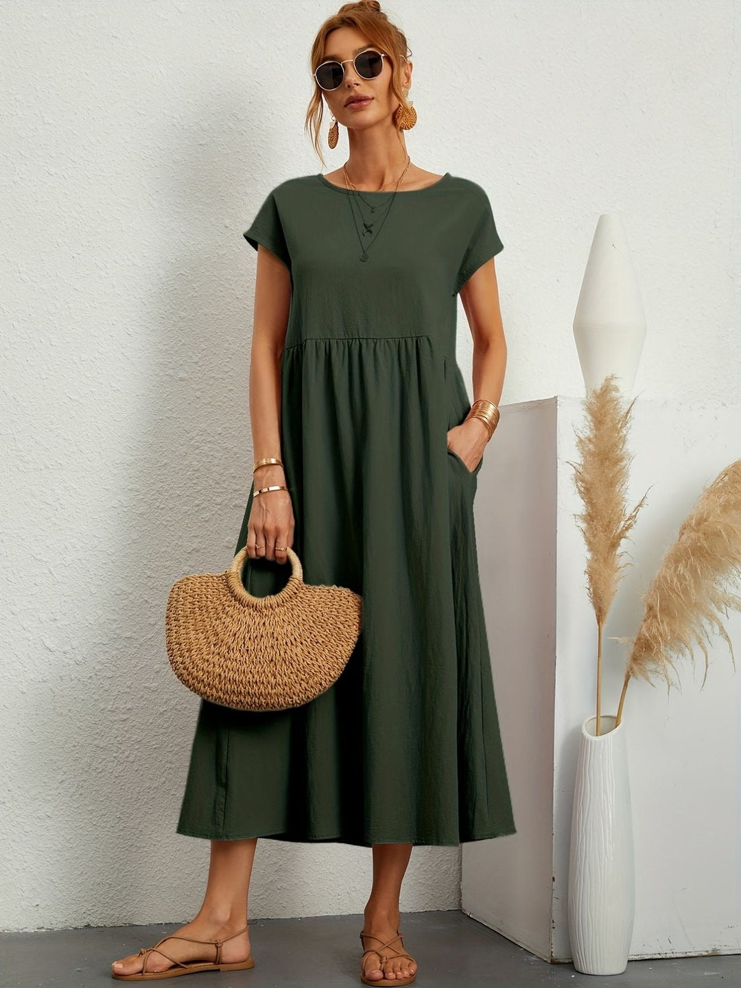 Robe d'été pour femme, coupe fluide. Tendance décontractée, idéale pour la belle saison.